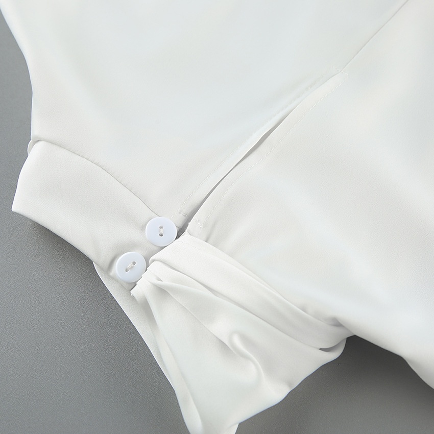 Completo due pezzi composto da top senza maniche drappeggiato e pantaloni a gamba larga.