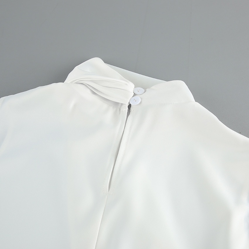 Completo due pezzi composto da top senza maniche drappeggiato e pantaloni a gamba larga.