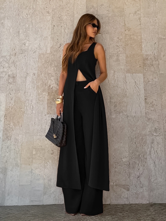 Completo da donna composto da tunica lunga senza maniche e pantaloni a gamba larga.