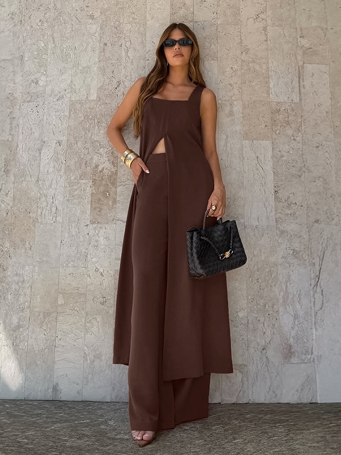 Completo da donna composto da tunica lunga senza maniche e pantaloni a gamba larga.