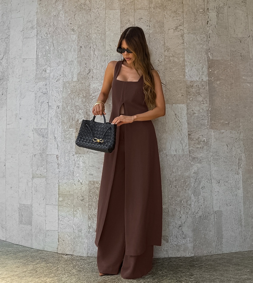 Completo da donna composto da tunica lunga senza maniche e pantaloni a gamba larga.