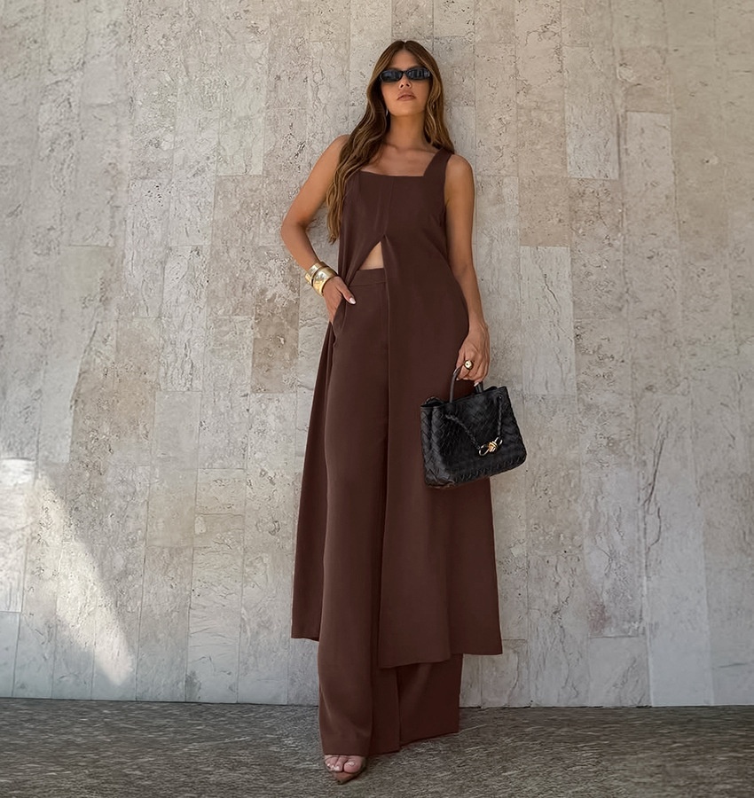 Completo da donna composto da tunica lunga senza maniche e pantaloni a gamba larga.