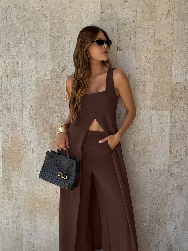 Completo da donna composto da tunica lunga senza maniche e pantaloni a gamba larga.