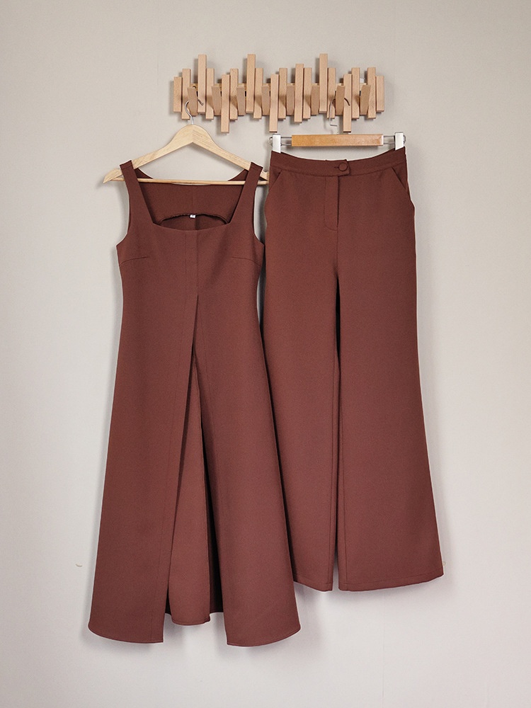 Completo da donna composto da tunica lunga senza maniche e pantaloni a gamba larga.
