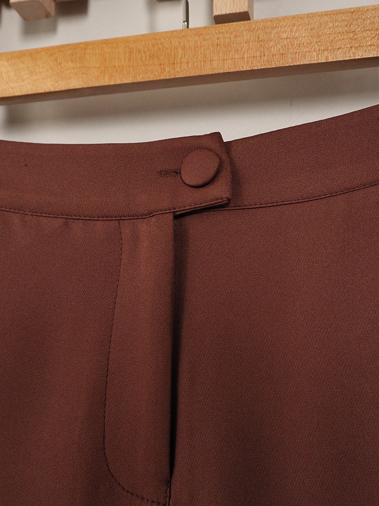 Completo da donna composto da tunica lunga senza maniche e pantaloni a gamba larga.