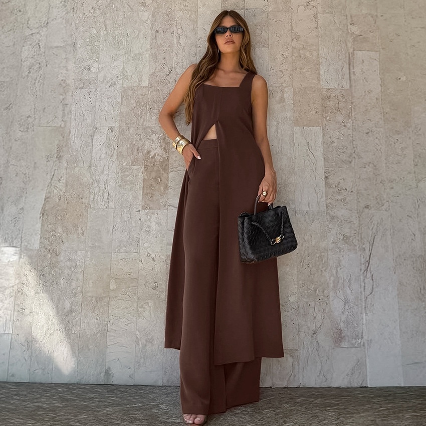 Completo da donna composto da tunica lunga senza maniche e pantaloni a gamba larga.