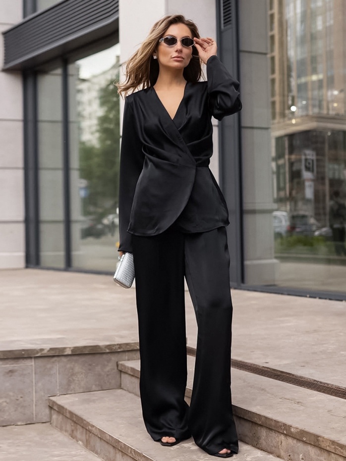 Completo da donna composto da top a portafoglio in raso e pantaloni a gamba larga.