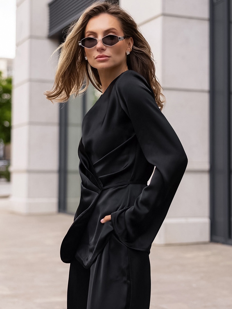 Completo da donna composto da top a portafoglio in raso e pantaloni a gamba larga.