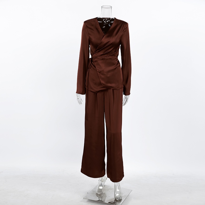 Completo da donna composto da top a portafoglio in raso e pantaloni a gamba larga.