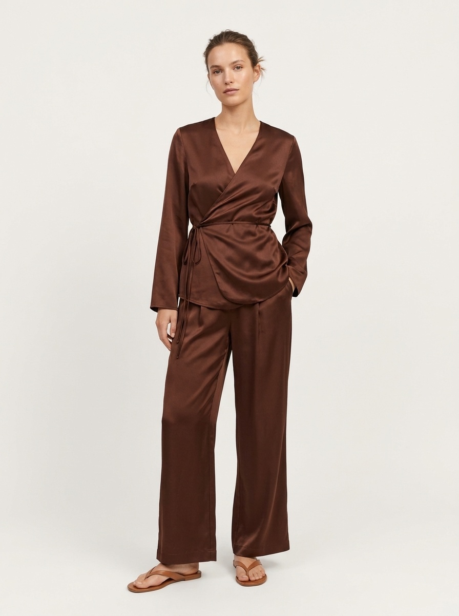 Completo da donna composto da top a portafoglio in raso e pantaloni a gamba larga.