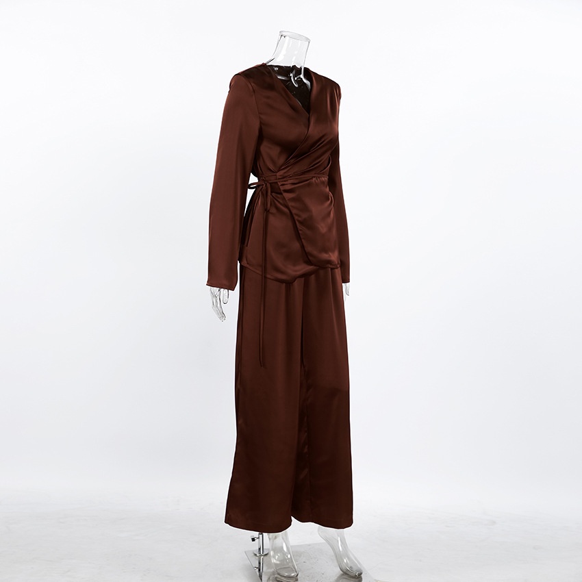 Completo da donna composto da top a portafoglio in raso e pantaloni a gamba larga.