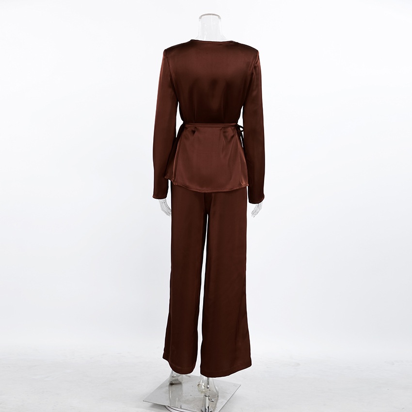Completo da donna composto da top a portafoglio in raso e pantaloni a gamba larga.