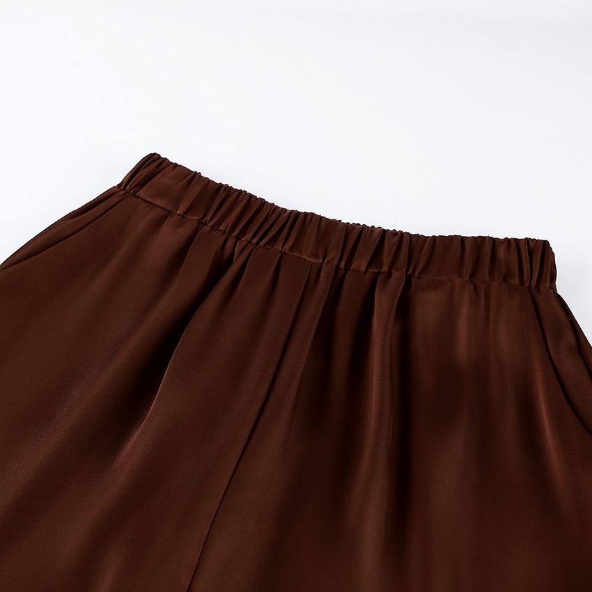 Completo da donna composto da top a portafoglio in raso e pantaloni a gamba larga.