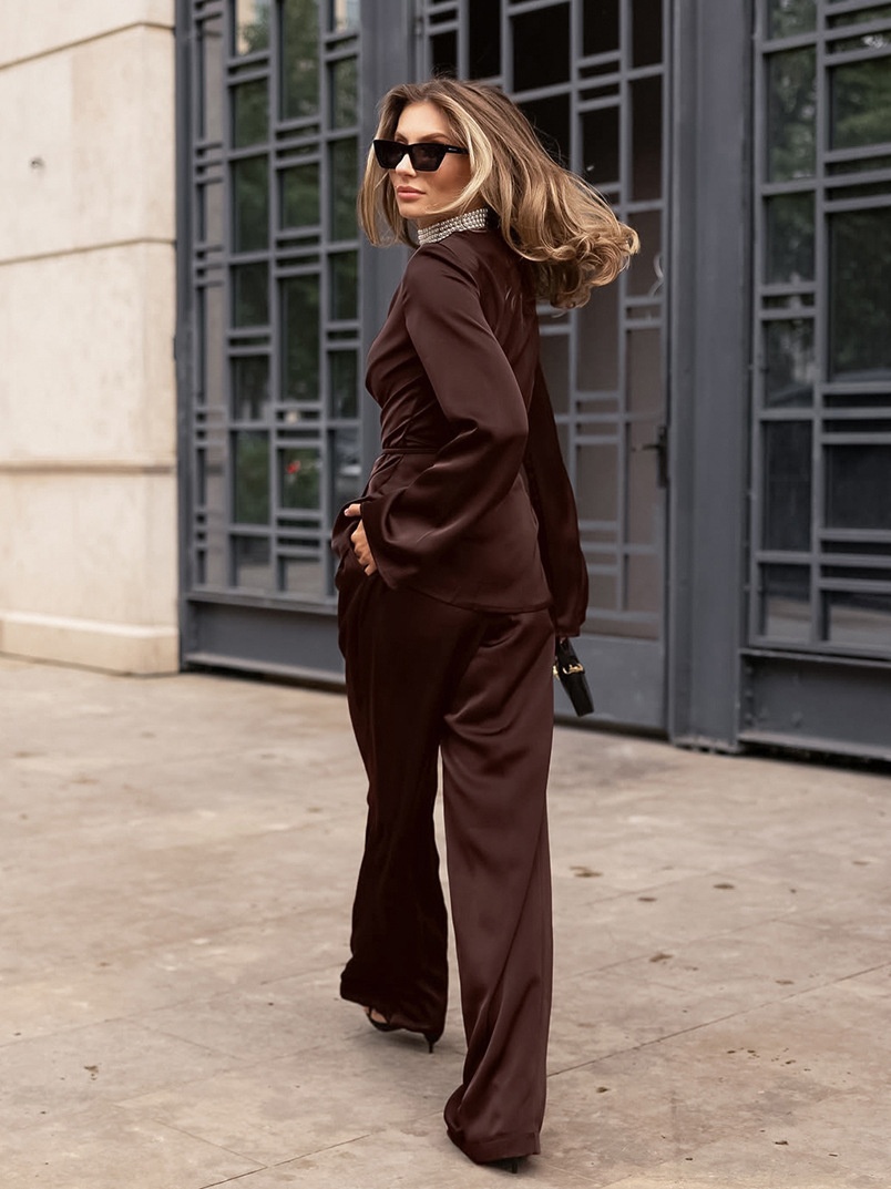 Completo da donna composto da top a portafoglio in raso e pantaloni a gamba larga.
