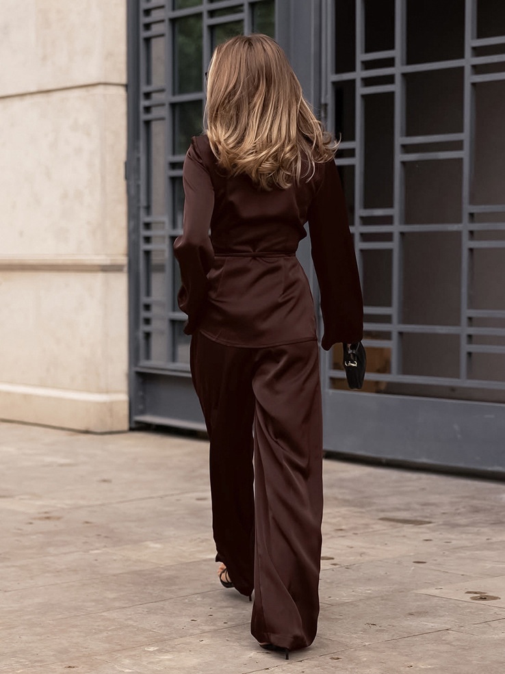 Completo da donna composto da top a portafoglio in raso e pantaloni a gamba larga.