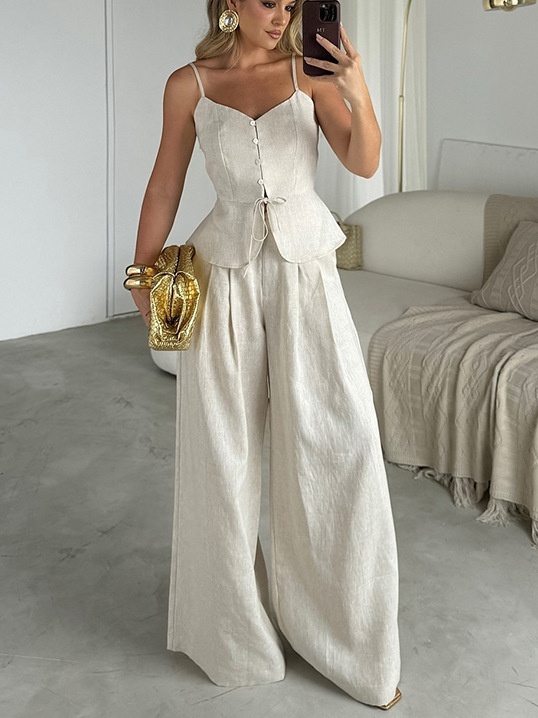 Completo da donna composto da top peplum senza maniche e pantaloni a gamba larga.