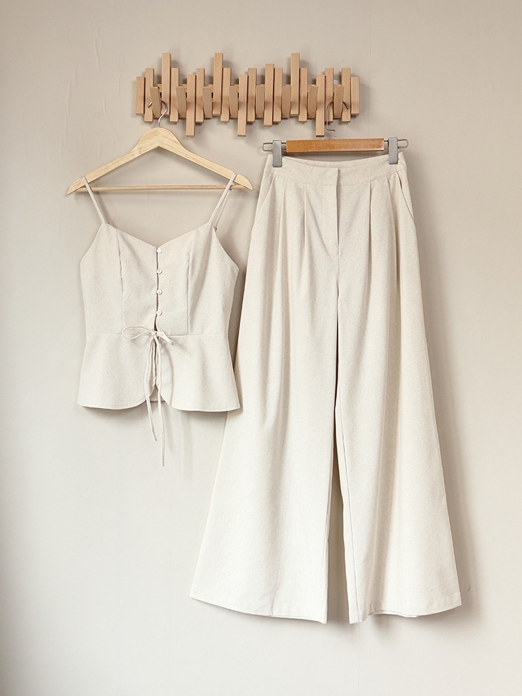 Completo da donna composto da top peplum senza maniche e pantaloni a gamba larga.