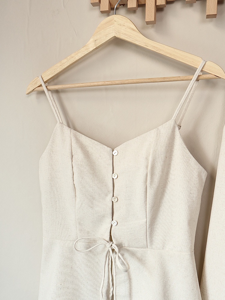 Completo da donna composto da top peplum senza maniche e pantaloni a gamba larga.