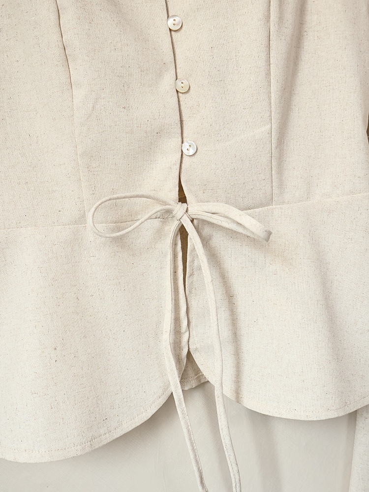 Completo da donna composto da top peplum senza maniche e pantaloni a gamba larga.