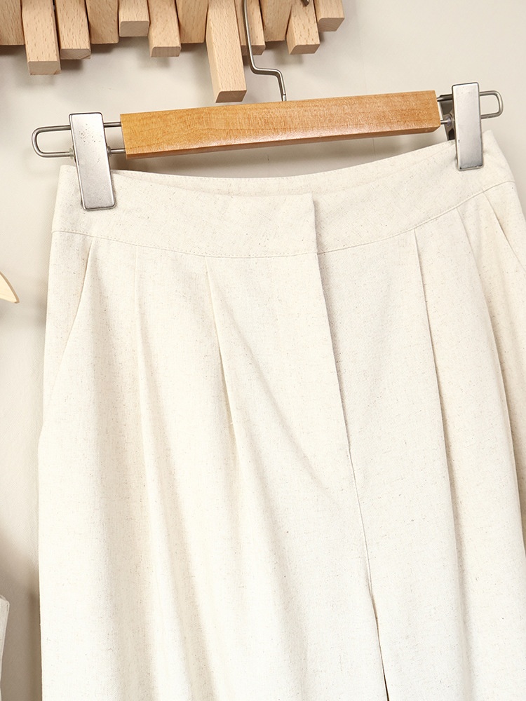 Completo da donna composto da top peplum senza maniche e pantaloni a gamba larga.