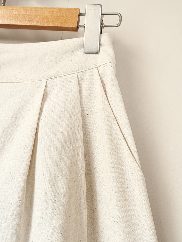 Completo da donna composto da top peplum senza maniche e pantaloni a gamba larga.