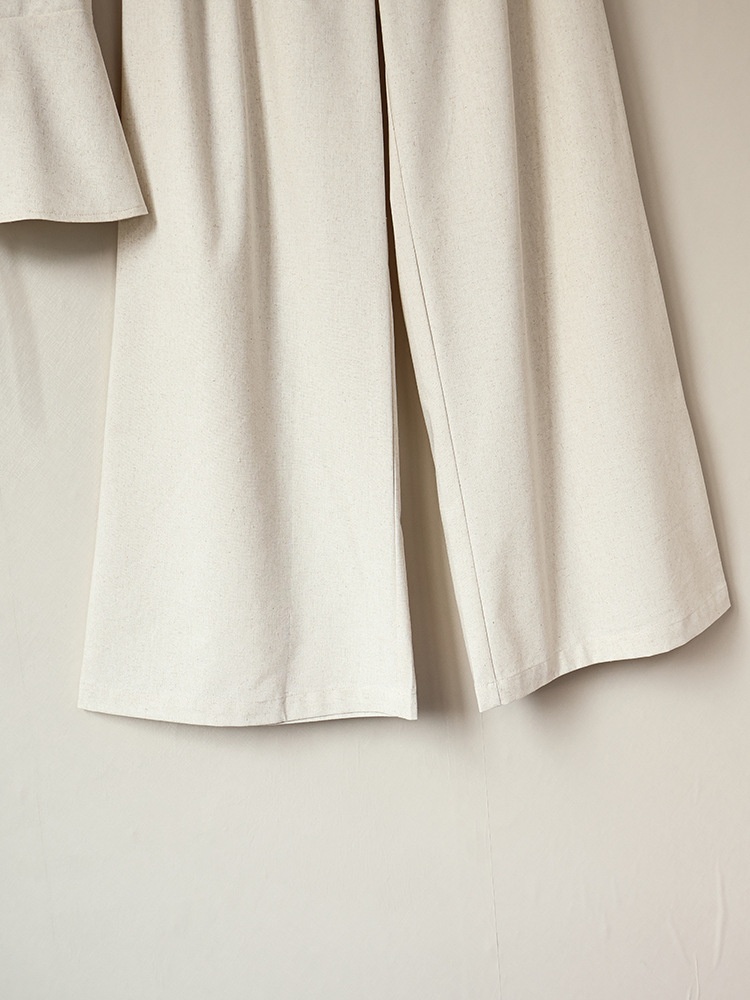 Completo da donna composto da top peplum senza maniche e pantaloni a gamba larga.
