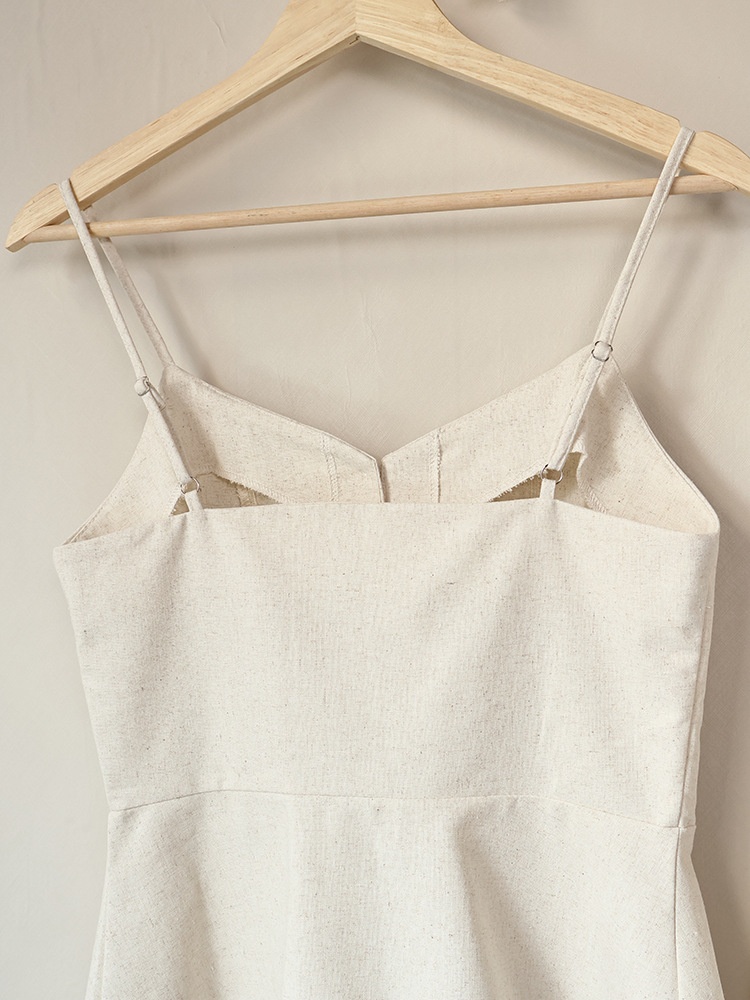 Completo da donna composto da top peplum senza maniche e pantaloni a gamba larga.