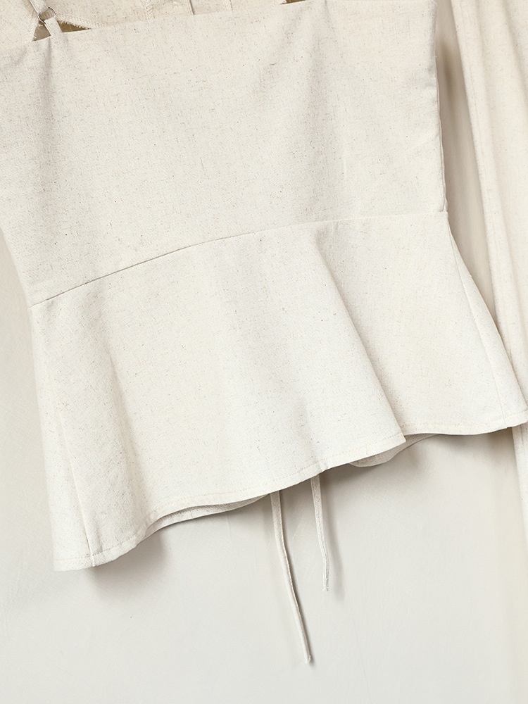 Completo da donna composto da top peplum senza maniche e pantaloni a gamba larga.