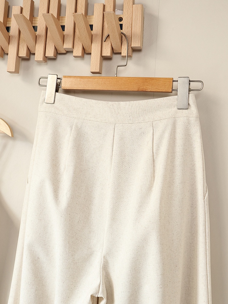 Completo da donna composto da top peplum senza maniche e pantaloni a gamba larga.