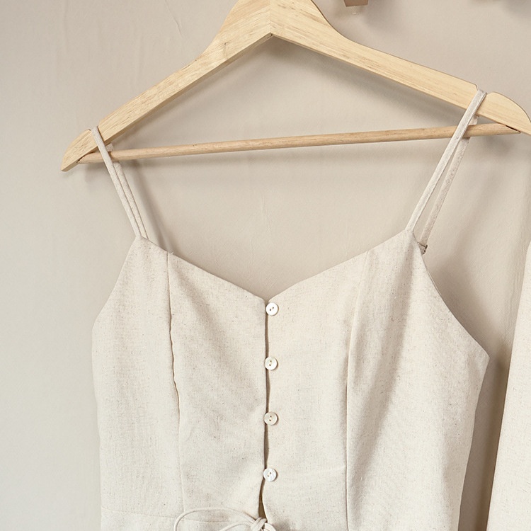 Completo da donna composto da top peplum senza maniche e pantaloni a gamba larga.