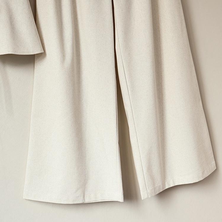 Completo da donna composto da top peplum senza maniche e pantaloni a gamba larga.