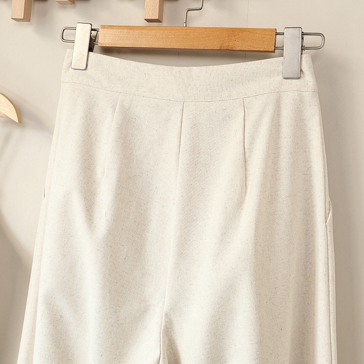 Completo da donna composto da top peplum senza maniche e pantaloni a gamba larga.