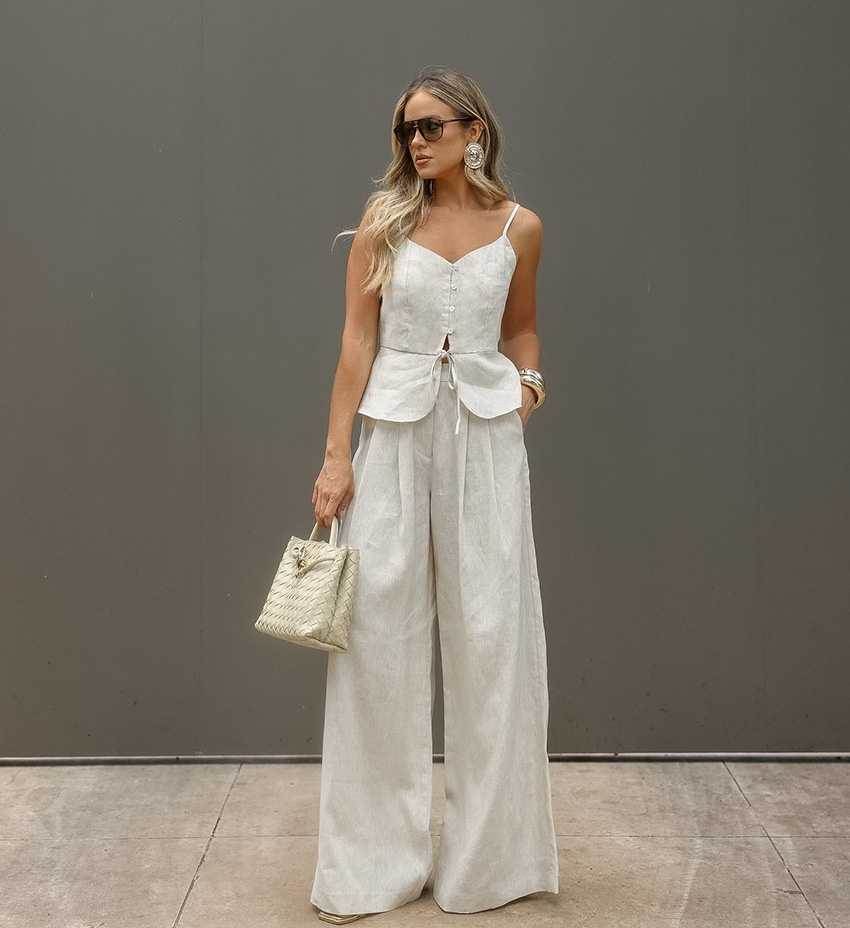 Completo da donna composto da top peplum senza maniche e pantaloni a gamba larga.
