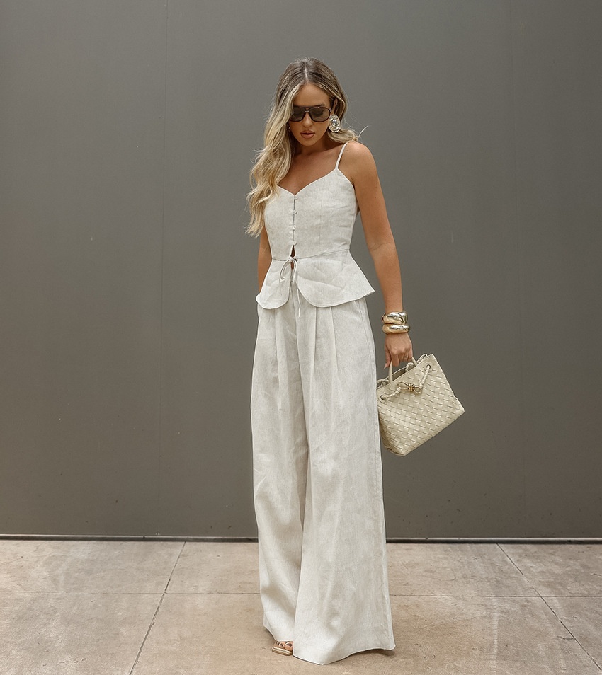 Completo da donna composto da top peplum senza maniche e pantaloni a gamba larga.
