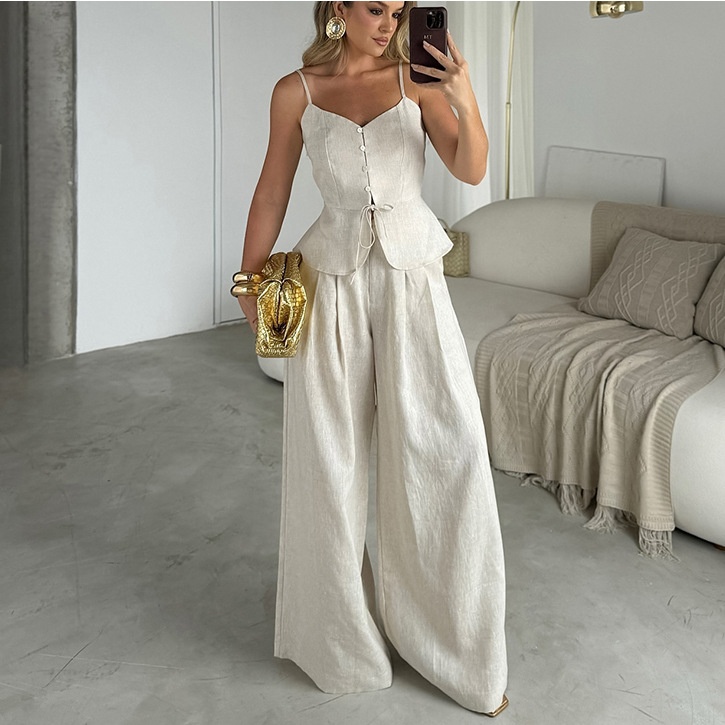 Completo da donna composto da top peplum senza maniche e pantaloni a gamba larga.
