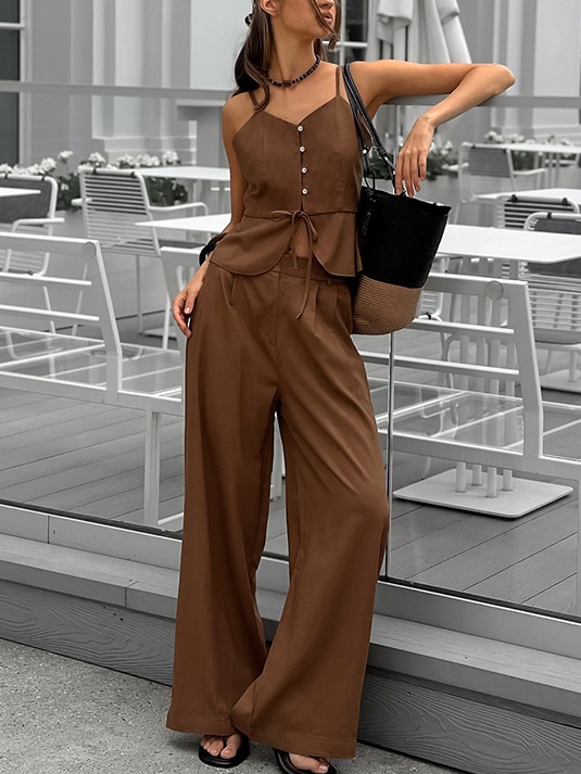 Completo da donna composto da top peplum senza maniche e pantaloni a gamba larga.