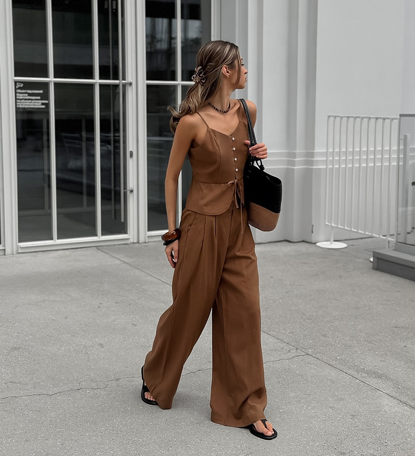 Completo da donna composto da top peplum senza maniche e pantaloni a gamba larga.