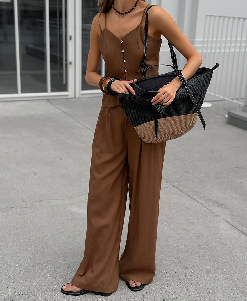 Completo da donna composto da top peplum senza maniche e pantaloni a gamba larga.