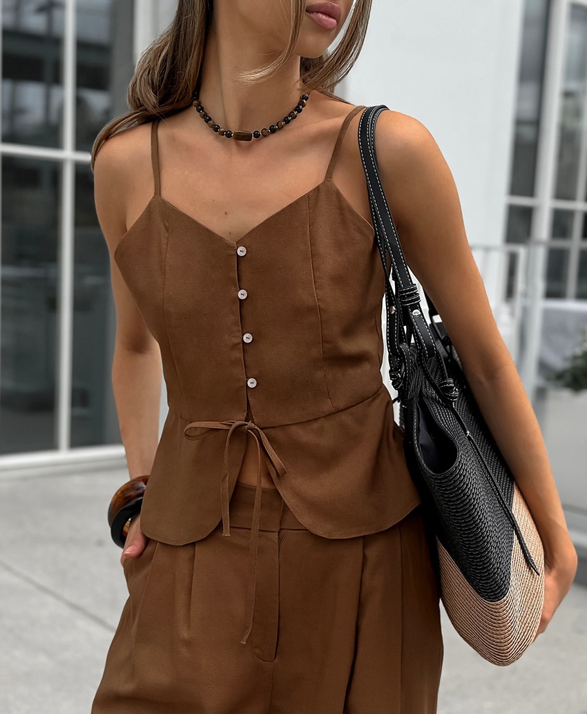 Completo da donna composto da top peplum senza maniche e pantaloni a gamba larga.
