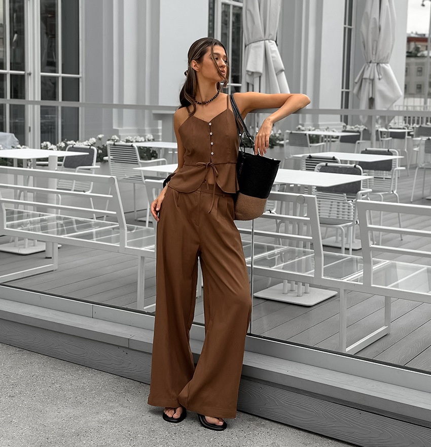 Completo da donna composto da top peplum senza maniche e pantaloni a gamba larga.