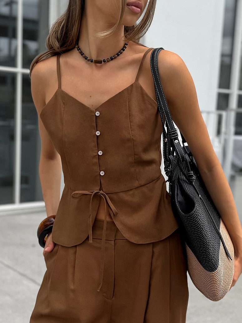 Completo da donna composto da top peplum senza maniche e pantaloni a gamba larga.