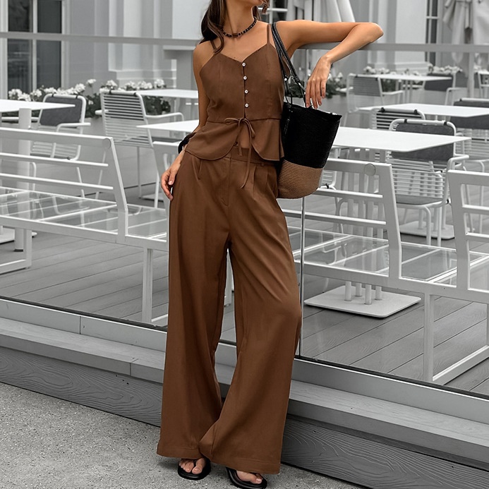 Completo da donna composto da top peplum senza maniche e pantaloni a gamba larga.