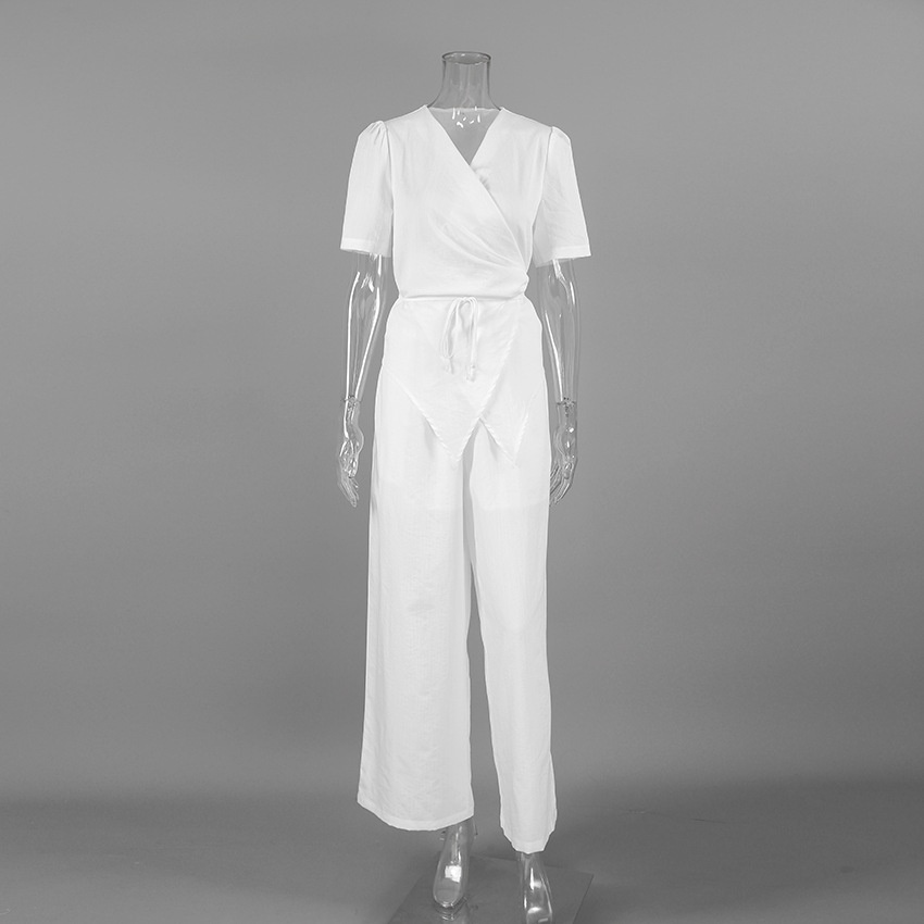 Completo da donna composto da top a portafoglio bianco e pantaloni a gamba larga.