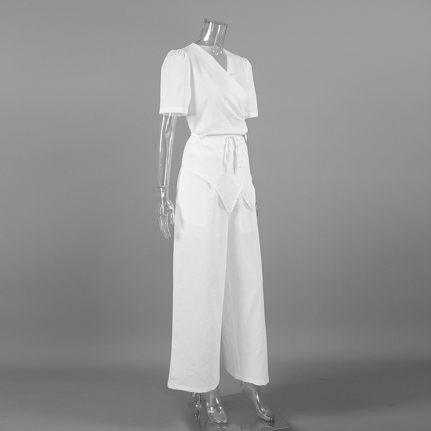 Completo da donna composto da top a portafoglio bianco e pantaloni a gamba larga.