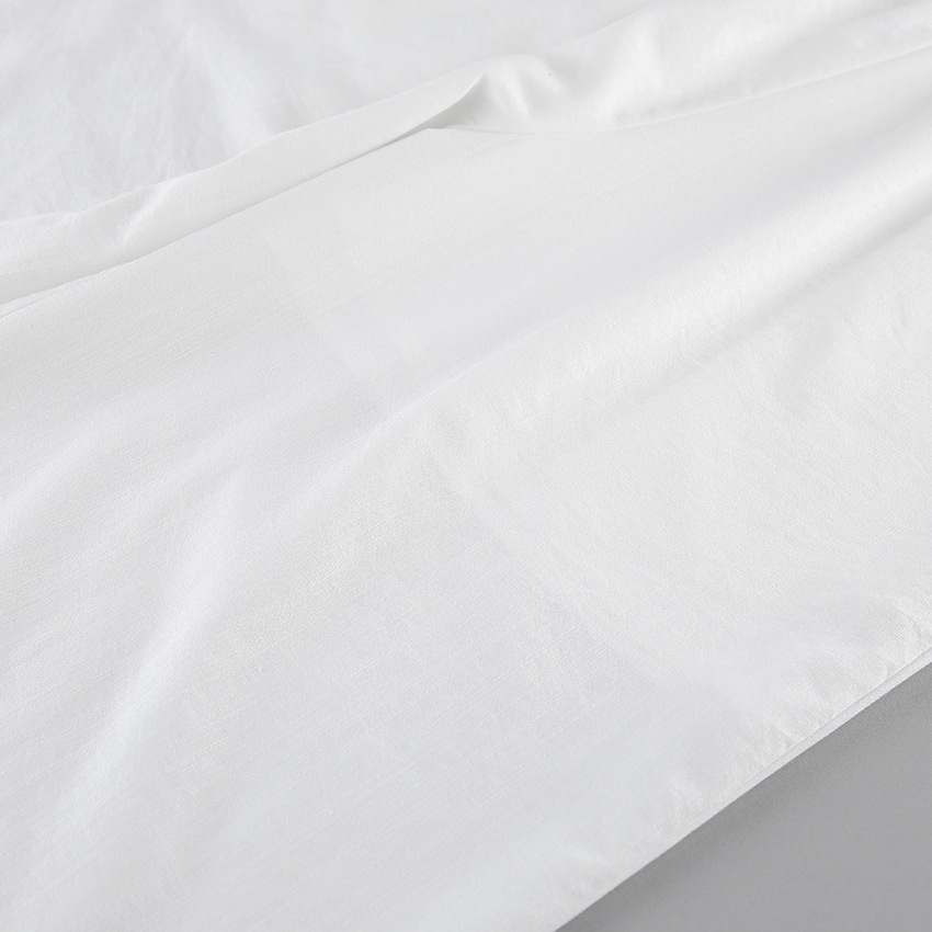 Completo da donna composto da top a portafoglio bianco e pantaloni a gamba larga.