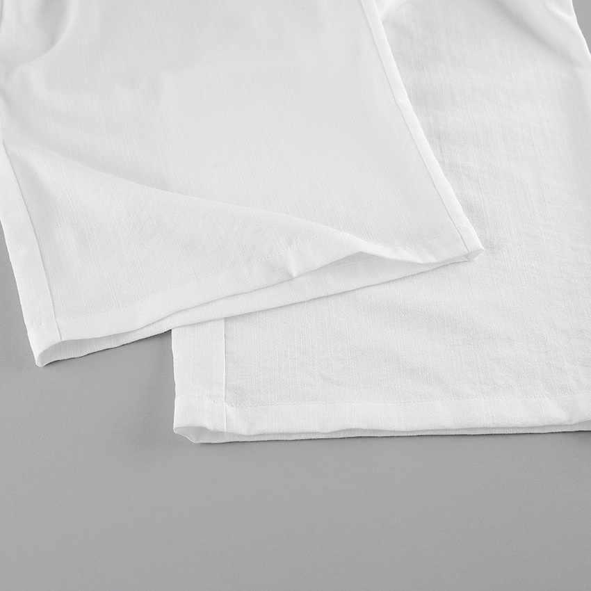 Completo da donna composto da top a portafoglio bianco e pantaloni a gamba larga.