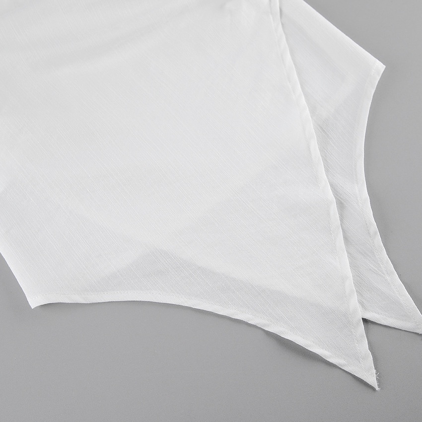Completo da donna composto da top a portafoglio bianco e pantaloni a gamba larga.
