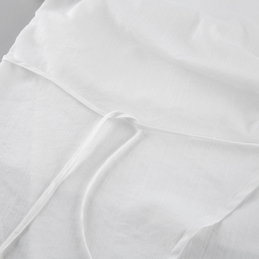 Completo da donna composto da top a portafoglio bianco e pantaloni a gamba larga.
