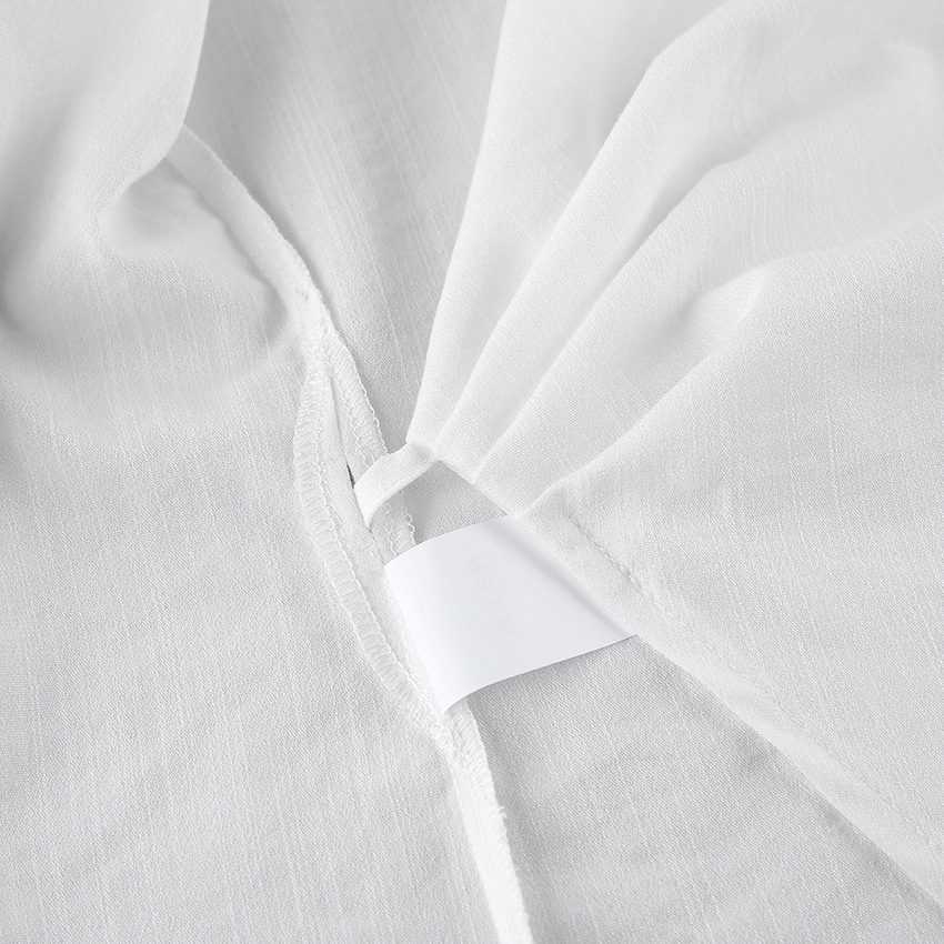 Completo da donna composto da top a portafoglio bianco e pantaloni a gamba larga.