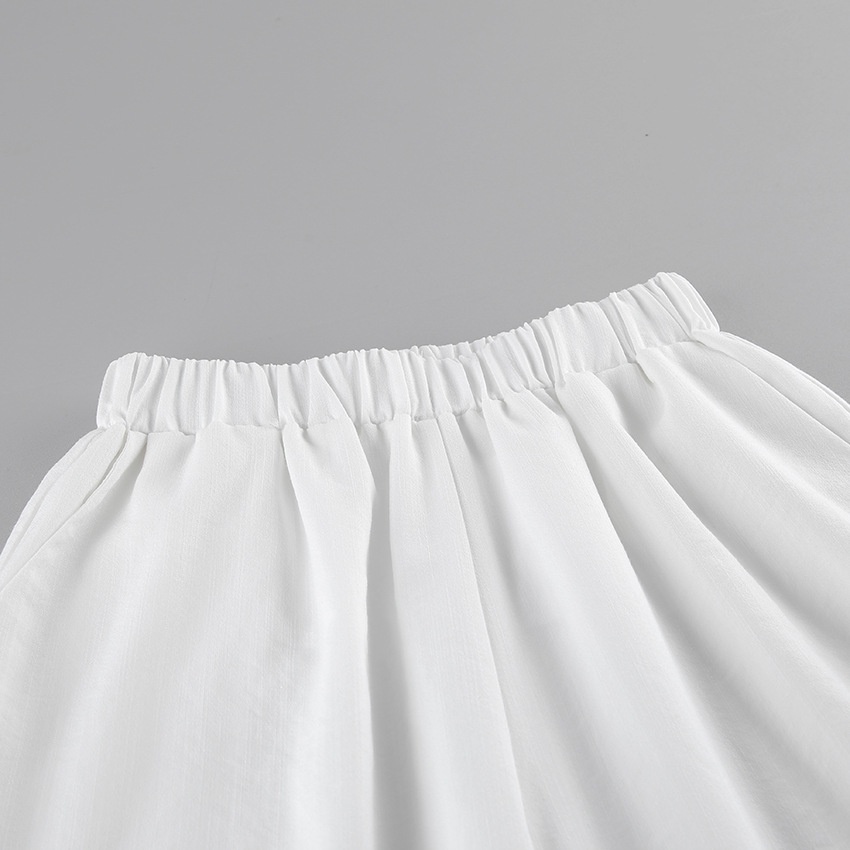 Completo da donna composto da top a portafoglio bianco e pantaloni a gamba larga.